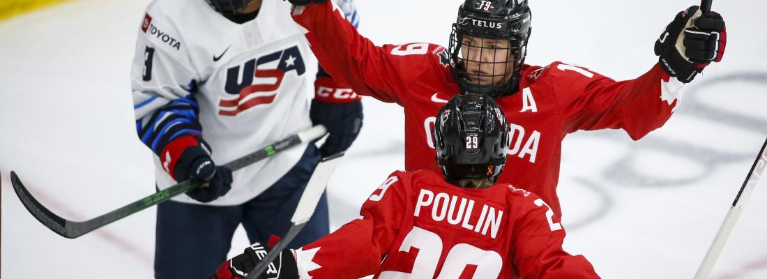 Brianne Jenner, du Canada, à droite, célèbre son but avec sa coéquipière Marie-Philip Poulin, au centre, pendant la deuxième période de la finale pour la médaille d’or du Championnat mondial de hockey féminin de la FIHG, à Calgary, le 31 août 2021. (LA PRESSE CANADIENNE/Jeff McIntosh) Brianne Jenner, du Canada, à droite, célèbre son but avec sa coéquipière Marie-Philip Poulin, au centre, pendant la deuxième période de la finale pour la médaille d’or du Championnat mondial de hockey féminin de la FIHG, à Calgary, le 31 août 2021. (LA PRESSE CANADIENNE/Jeff McIntosh)
