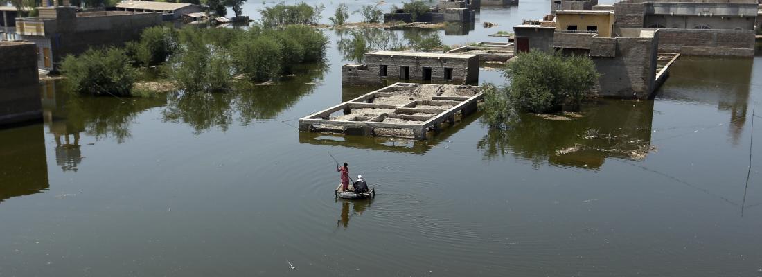 Des personnes utilisent un radeau de fortune pour naviguer dans les eaux de crue dues aux pluies de mousson, dans le district de Dadu de la province de Sindh au Pakistan, le 9 septembre 2022. (AP Photo AP / Fareed Khan) Des personnes utilisent un radeau de fortune pour naviguer dans les eaux de crue dues aux pluies de mousson, dans le district de Dadu de la province de Sindh au Pakistan, le 9 septembre 2022. (AP Photo AP / Fareed Khan)