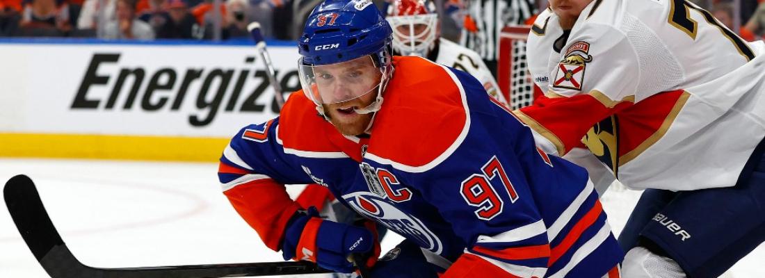 Connor McDavid se bat pour la rondelle lors du deuxième match des séries éliminatoires de la Coupe Stanley. (Photo via Facebook.)