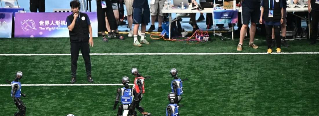 Des robots s’affrontent au soccer aux Jeux mondiaux de robots humanoïdes. (Photo via Facebook.)