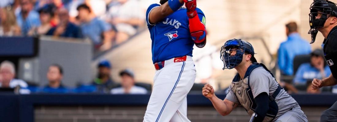 Vladimir Guerrero Jr. frappe un coup de circuit lors du premier match contre les Yankees de New York. (Photo tirée de la page Facebook des Blue Jays de Toronto.)