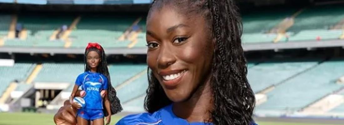 Nassira Konde, joueuse de rugby, montre sa Barbie, qui fait partie de l’équipe Barbie de Mattel. (Photo tirée d’Instagram.)