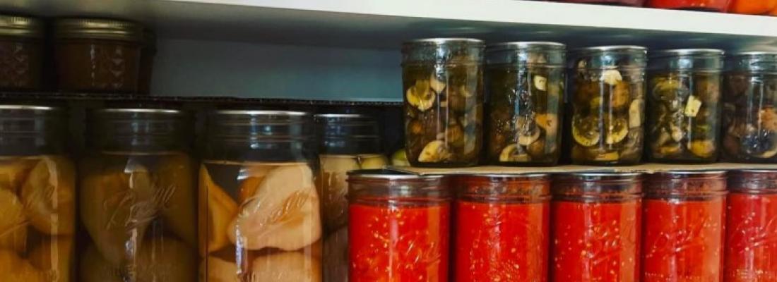 Bocaux de fruits en conserve. (Photo : nutrition, sécurité alimentaire et santé, tiré de Flickr.)