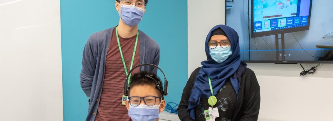 Des chercheurs du Holland Bloorview Kids Rehabilitation Hospital travaillent avec un patient à l’aide de la technologie d’interface neuronale directe. (Photo tirée de la page Facebook du Holland Bloorview Kids Rehabilitation Hospital.)