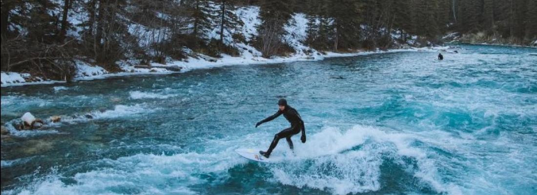 Surf d’hiver en Alberta. (Photo tirée de la plage Facebook de Travel Alberta.)