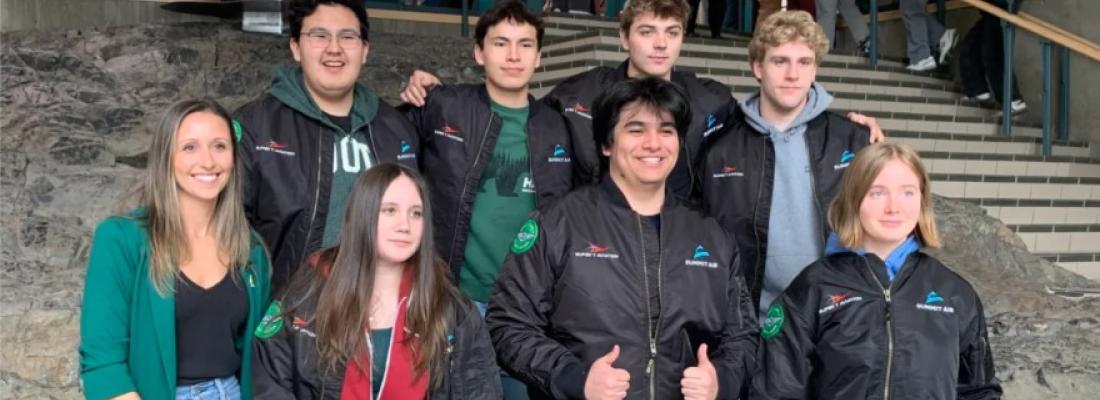 Des élèves de l’école secondaire St. Patrick à Yellowknife ont reçu leurs blousons d’aviateurs à la fin de leur première année d’école de pilotage. (Photo publiée sur Facebook.)