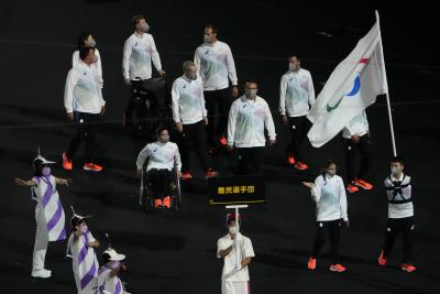 Les athlètes de l’équipe paralympique des réfugiés entre dans le stade lors de la cérémonie d’ouverture des Jeux paralympiques de 2020 au Stade national de Tokyo, le 24 août 2021. (Photo AP/Eugene Hoshiko)