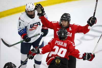 Brianne Jenner, du Canada, à droite, célèbre son but avec sa coéquipière Marie-Philip Poulin, au centre, pendant la deuxième période de la finale pour la médaille d’or du Championnat mondial de hockey féminin de la FIHG, à Calgary, le 31 août 2021. (LA PRESSE CANADIENNE/Jeff McIntosh)