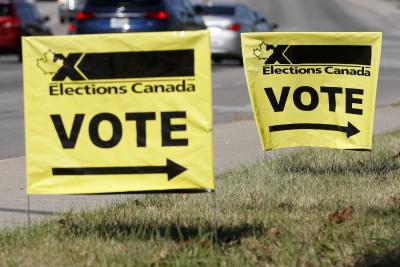 Affichage électoral devant un bureau de vote lors de l’élection fédérale à Kingston, en Ontario, le 20 septembre 2021. (LA PRESSE CANADIENNE IMAGES/Las Hagberg)