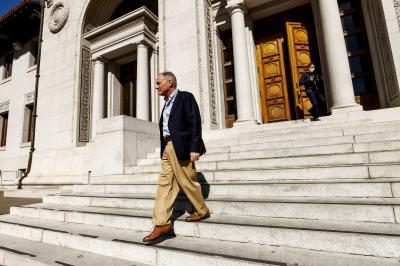 David Card, récipiendaire du prix Nobel d’économie de 2021, marche sur le campus de l’université de Californie de Berkeley à Berkeley, en Californie, le 11 octobre 2021. (Photo AP / Noah Berger) David Card, récipiendaire du prix Nobel d’économie de 2021, marche sur le campus de l’université de Californie de Berkeley à Berkeley, en Californie, le 11 octobre 2021. (Photo AP / Noah Berger)