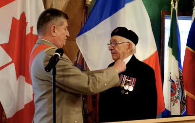 Joseph Novak reçoit sa récompense du général Benoît Puga à la légion de Whitehorse le 20 octobre.