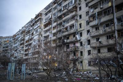 Vue d’un bâtiment endommagé suite à une attaque à la roquette dans la ville de Kyïv, en Ukraine, vendredi 25 février 2022. (Photo AP/Emilio Morenatti)