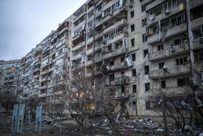 Vue d’un bâtiment endommagé suite à une attaque à la roquette dans la ville de Kyïv, en Ukraine, vendredi 25 février 2022. (Photo AP/Emilio Morenatti) Vue d’un bâtiment endommagé suite à une attaque à la roquette dans la ville de Kyïv, en Ukraine, vendredi 25 février 2022. (Photo AP/Emilio Morenatti)