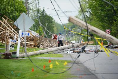 Le 26 mai 2022, un résident de Hammond, en Ontario, nettoie les dégâts après une tempête majeure qui a touché des régions de l’Ontario et du Québec le 21 mai 2022. (LA PRESSE CANADIENNE/Sean Kilpatrick)