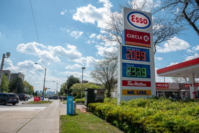 [Prix de l’essence dans une station ESSO près de Finch et Don Mills à Toronto, en Ontario, le 15 mai 2022.  (LA PRESSE CANADIENNE - IMAGES/Dominic Chan)