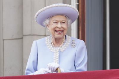 La reine Élisabeth II sourit depuis le balcon du palais de Buckingham, le 2 juin 2022, lors de la première des quatre journées de célébrations du jubilé de platine pour célébrer les 70 ans de service du monarque. (Jonathan Brady/Pool Photo via AP)