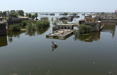 Des personnes utilisent un radeau de fortune pour naviguer dans les eaux de crue dues aux pluies de mousson, dans le district de Dadu de la province de Sindh au Pakistan, le 9 septembre 2022. (AP Photo AP / Fareed Khan) Des personnes utilisent un radeau de fortune pour naviguer dans les eaux de crue dues aux pluies de mousson, dans le district de Dadu de la province de Sindh au Pakistan, le 9 septembre 2022. (AP Photo AP / Fareed Khan)
