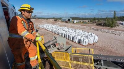 On voit un travailleur avec un concentré prêt à être envoyé au projet Nechalacho de la Cheetah Resources près de Yellowknife en août 2021. On voit un travailleur avec un concentré prêt à être envoyé au projet Nechalacho de la Cheetah Resources près de Yellowknife en août 2021.