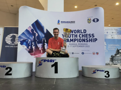 Shawn Rodrigue-Lemieux est photographié avec son trophée après avoir battu des joueurs de 54 pays au championnat du monde d’échecs des moins de 18 ans en Roumanie. Shawn Rodrigue-Lemieux est photographié avec son trophée après avoir battu des joueurs de 54 pays au championnat du monde d’échecs des moins de 18 ans en Roumanie.