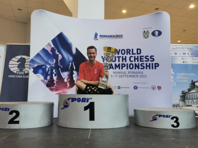 Shawn Rodrigue-Lemieux est photographié avec son trophée après avoir battu des joueurs de 54 pays au championnat du monde d’échecs des moins de 18 ans en Roumanie.