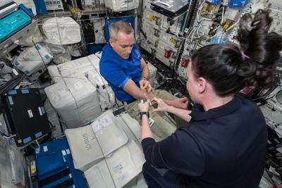 David Saint-Jacques donne un échantillon de sang et d’haleine pour une étude canadienne à bord de la Station spatiale internationale en décembre 2018. (Crédit : NASA)
