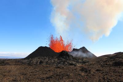 Le Mauna Loa en éruption le 3 décembre 2022. (Photo via l’U.S. Geological Survey.) Le Mauna Loa en éruption le 3 décembre 2022. (Photo via l’U.S. Geological Survey.)