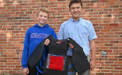 Liam Pope-Lau et Fraser Tuck montrent leur gilet de sauvetage LifeHeat. (Photo via https://www.smus.ca/news/smus-news-student-inventors-win-big-youth-innovation-competition) Liam Pope-Lau et Fraser Tuck montrent leur gilet de sauvetage LifeHeat. (Photo via https://www.smus.ca/news/smus-news-student-inventors-win-big-youth-innovation-competition)