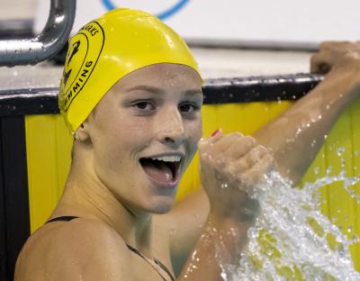 [légende :] Summer McIntosh célèbre son record du monde au 400 mètres quatre nages  individuel féminin lors des essais canadiens de natation à Toronto le 1er avril 2023. (LA PRESSE CANADIENNE/Frank Gunn) 