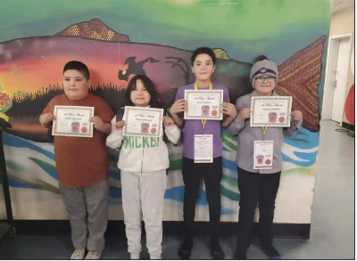 De gauche à droite, Angel MacLeod, Serena Shecapio, Lucas Trapper et Lennox Swallow, élèves de 5e année de l’école primaire Voyageur Memorial de Mistissini, tiennent leur certificat de première place de l’expo-sciences régionale. (École primaire Voyageur Memorial / Facebook) De gauche à droite, Angel MacLeod, Serena Shecapio, Lucas Trapper et Lennox Swallow, élèves de 5e année de l’école primaire Voyageur Memorial de Mistissini, tiennent leur certificat de première place de l’expo-sciences régionale. (École primaire Voyageur Memorial / Facebook)