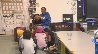 [légende :] Theresa O’Watch donne un cours de langue nakoda avec l’aide de Kushi, une marionnette offerte par un ami. (Richard Agecoutay/CBC)