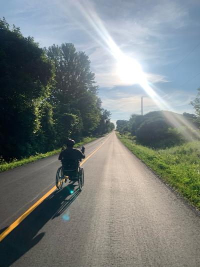 Kevin Mills pédale son vélo avec ses mains. Kevin Mills pédale son vélo avec ses mains.