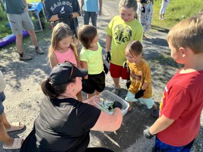 Toute la communauté a été invitée à assister à la mise en liberté des bébés tortues serpentines par le Conseil des Mohawks d’Akwesasne. (Photo via la page Facebook du Conseil des Mohawks d’Akwesasne). Toute la communauté a été invitée à assister à la mise en liberté des bébés tortues serpentines par le Conseil des Mohawks d’Akwesasne. (Photo via la page Facebook du Conseil des Mohawks d’Akwesasne).