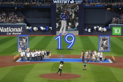 L’ancien joueur des Blue Jays de Toronto José Bautista lance la première balle de cérémonie après que son nom a été dévoilé sur l’anneau d’honneur (Level of Excellence) des Blue Jays, avant leur match de baseball interligue des MLB contre les Cubs de Chicago, à Toronto, le 12 août 2023. (LA PRESSE CANADIENNE/Chris Young)