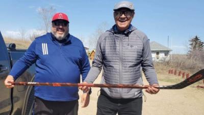 Les créateurs du bâton de hockey « Chaque enfant compte » présentent leurs bâtons avec fierté. (Photo via la page Facebook de Clay DeBray.)