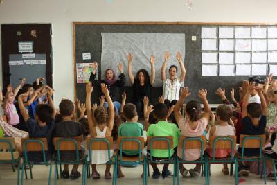 Les élèves du Hand in Hand Center for Jewish-Arab Education apprennent de plus d’un professeur. (Photo via la page Facebook du centre Hand in Hand)