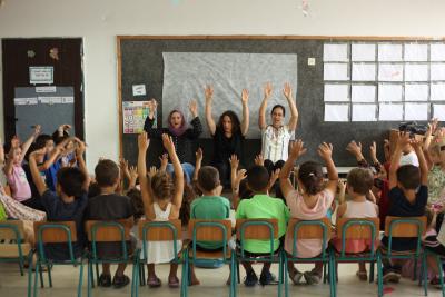 Les élèves du Hand in Hand Center for Jewish-Arab Education apprennent de plus d’un professeur. (Photo via la page Facebook du centre Hand in Hand) Les élèves du Hand in Hand Center for Jewish-Arab Education apprennent de plus d’un professeur. (Photo via la page Facebook du centre Hand in Hand)
