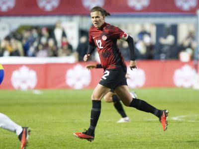 Christine Sinclair joue contre le Brésil lors d’un de ses derniers matchs avec l’équipe féminine du Canada. (Photo : LA PRESSE CANADIENNE / Ron Ward)
