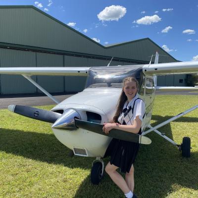 Chloe Familton, pilote, à côté de l’avion avec lequel elle a fait le tour de l’Australie. (Photo via Facebook.)