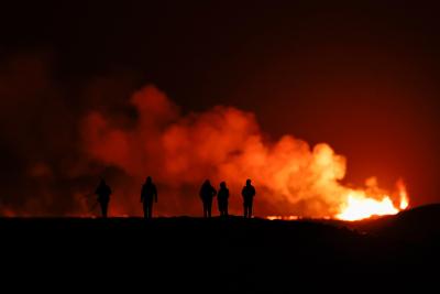 Des gens regardent un volcan en éruption dans le sud-ouest de l’Islande. (Photo via la page Facebook de Getty Images) Des gens regardent un volcan en éruption dans le sud-ouest de l’Islande. (Photo via la page Facebook de Getty Images)