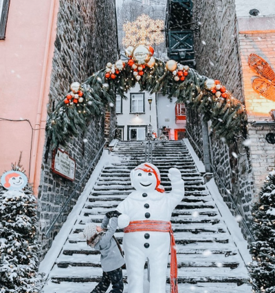 La mascotte du Carnaval de Québec, Bonhomme Carnaval, dans le Vieux-Québec (photo via la page Instagram du Carnaval de Québec.) La mascotte du Carnaval de Québec, Bonhomme Carnaval, dans le Vieux-Québec (photo via la page Instagram du Carnaval de Québec.)
