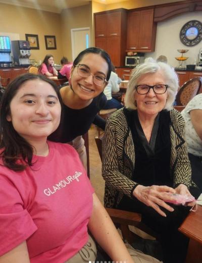 Des étudiantes bénévoles se rendent dans des maisons de retraite pour offrir des soins d’esthétique et converser avec les aînés. (Photo : Glamour Gals de McMaster via Instagram.)
