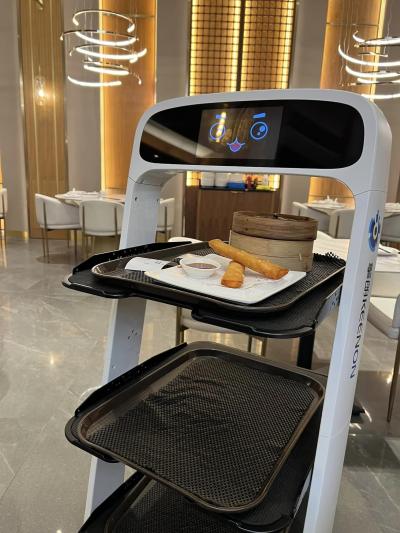 Les robots peuvent apporter de la nourriture aux clients d’un restaurant. (Photo : Megan Rowley, via Facebook.) Les robots peuvent apporter de la nourriture aux clients d’un restaurant. (Photo : Megan Rowley, via Facebook.)