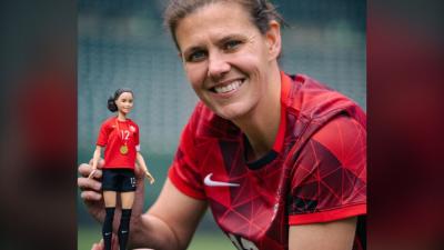 Christine Sinclair et la poupée Barbie créée en son honneur. (Photo : CNW Group/Mattel Canada.) Christine Sinclair et la poupée Barbie créée en son honneur. (Photo : CNW Group/Mattel Canada.)