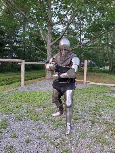 Des participants de béhourd portent des vêtements médiévaux. (Photo via la page Facebook des Marauders de Moncton. Des participants de béhourd portent des vêtements médiévaux. (Photo via la page Facebook des Marauders de Moncton.