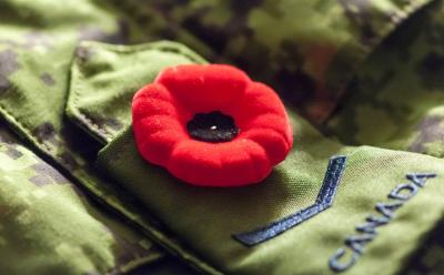 Le 11 novembre, les Canadiens se souviennent des soldats qui ont combattu pour notre liberté. (Photo : Korona Lacasse via Wikimedia Commons.) Le 11 novembre, les Canadiens se souviennent des soldats qui ont combattu pour notre liberté. (Photo : Korona Lacasse via Wikimedia Commons.)