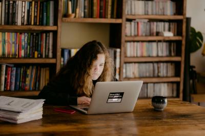 Avec l’IA, il peut être difficile de distinguer entre le réel et le faux dans le monde en ligne. (Photo : Annie Spratt via Unsplash.) Avec l’IA, il peut être difficile de distinguer entre le réel et le faux dans le monde en ligne. (Photo : Annie Spratt via Unsplash.)