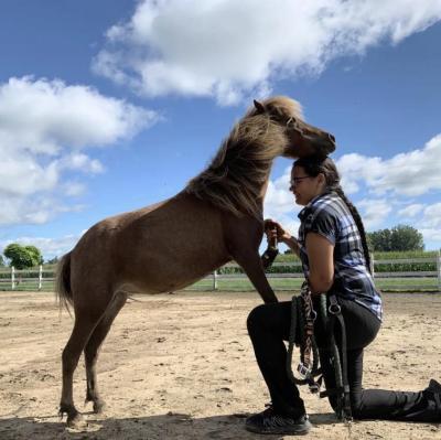 Zhawanoogbiik Danielle Riley prend soin de chevaux et d’autres animaux au Riley Ranch On Three Fires. (Photo via Facebook.) Zhawanoogbiik Danielle Riley prend soin de chevaux et d’autres animaux au Riley Ranch On Three Fires. (Photo via Facebook.)