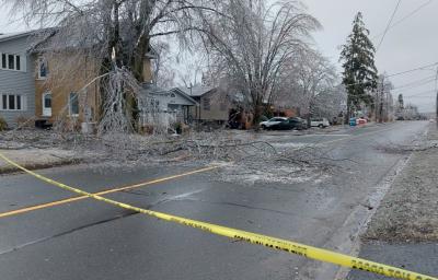 Peterborough, en Ontario, a été durement touchée par une tempête de verglas à la fin du mois de mars. (Photo via X.) Peterborough, en Ontario, a été durement touchée par une tempête de verglas à la fin du mois de mars. (Photo via X.)
