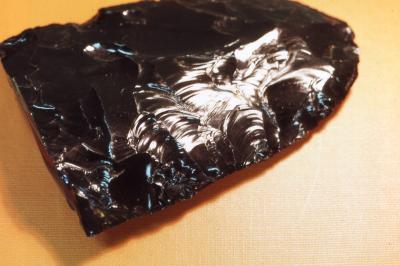 Un fragment d’obsidienne, probablement une partie d’un couteau. (Photo : John Atherton, CC BY-SA 2.0 <https://creativecommons.org/licenses/by-sa/2.0>, via Wikimedia Commons.) Un fragment d’obsidienne, probablement une partie d’un couteau. (Photo : John Atherton, CC BY-SA 2.0 <https://creativecommons.org/licenses/by-sa/2.0>, via Wikimedia Commons.)