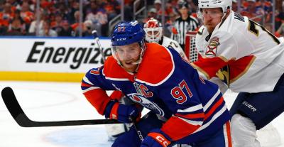 Connor McDavid se bat pour la rondelle lors du deuxième match des séries éliminatoires de la Coupe Stanley. (Photo via Facebook.) Connor McDavid se bat pour la rondelle lors du deuxième match des séries éliminatoires de la Coupe Stanley. (Photo via Facebook.)